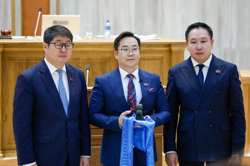 А.Баярыг огцруулж, Д.Ихбаярыг томилсон шийдвэр маргаантай